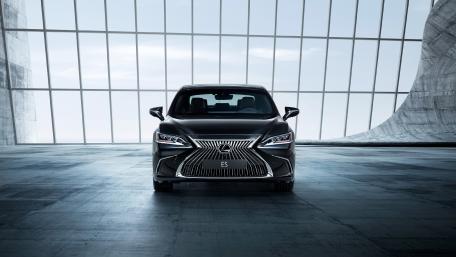 Sleek Lexus ES in Contemporary Architecture Environment wallpaper