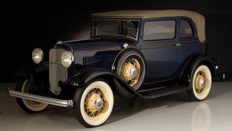 Classic Elegance of a Vintage Car Design wallpaper
