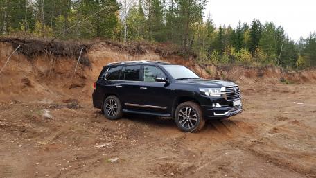 Off-Road Adventure with a Powerful SUV wallpaper