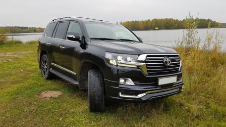 Sleek Black SUV by the Water's Edge wallpaper
