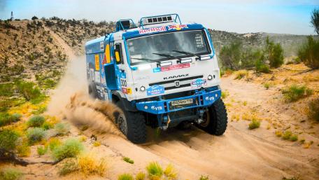 Off-Road Adventure in the Desert Landscape wallpaper