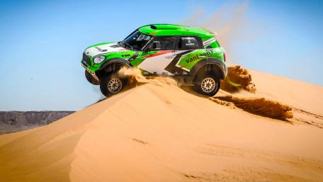 Thrilling Desert Race Adventure wallpaper