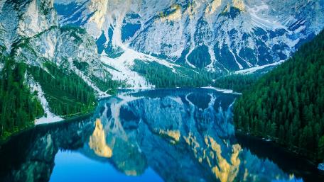 Lago di Braies wallpaper
