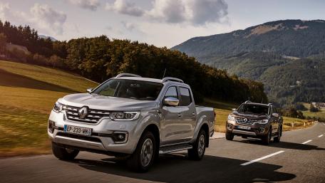 Sleek Renaults on a Scenic Drive in Nature wallpaper