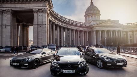 Sleek Cars in a Grand Urban Setting wallpaper