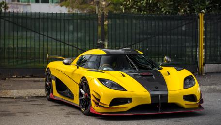 Sleek Yellow Koenigsegg Hypercar Wallpaper wallpaper