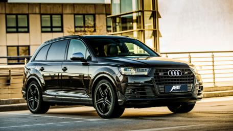 Sleek and Powerful Audi SUV Wallpaper wallpaper