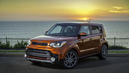 Vibrant Sunset Drive with Kia Soul wallpaper