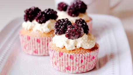 Delicious Blackberry Cream Cupcakes Delight wallpaper