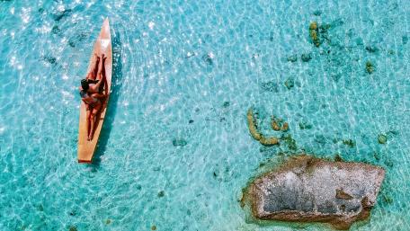 Boat on Crystal Clear Waters in Summer wallpaper