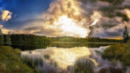 Serene Lake Reflection at Dusk wallpaper