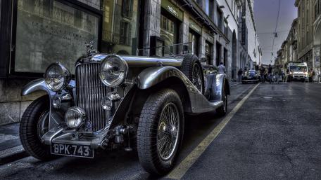 Classic Elegance of a Vintage Car Front View wallpaper