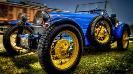 Classic Blue Vintage Car on Display wallpaper