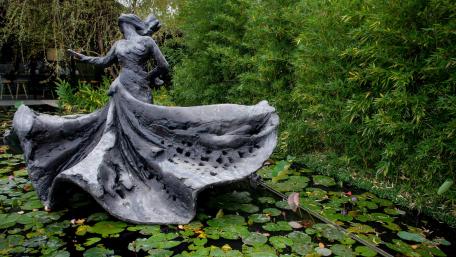 Graceful Sculpture Amidst Tranquil Waters wallpaper