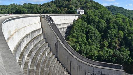 Dam of Bort-les-Orgues wallpaper
