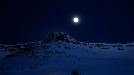 Winter Night Serenity: Snowy Mountain Under Moonlight wallpaper