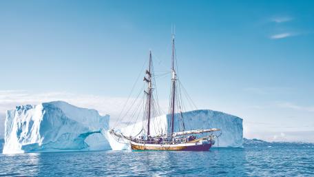 Sailing Through Icebergs in Majestic Greenland Waters wallpaper