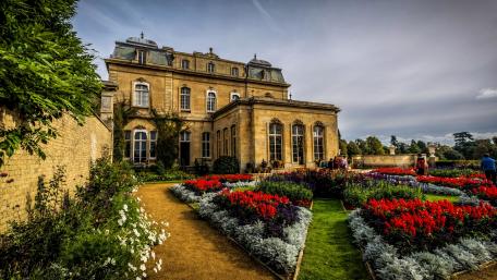 Elegant Garden View of Historic Mansion in 4K Resolution wallpaper