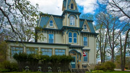 Charming Victorian House in a City Setting wallpaper