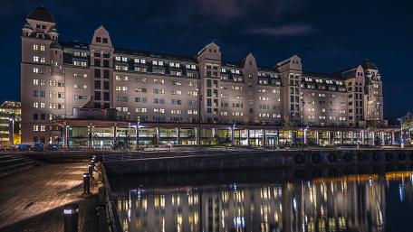 Elegant Urban Reflection at Night wallpaper
