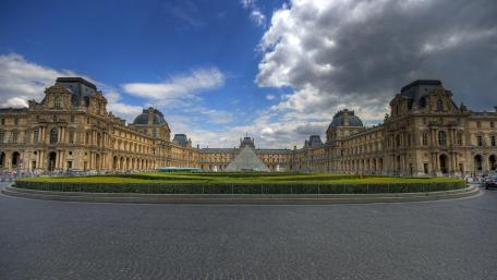 Louvre Museum under Dramatic Skies wallpaper