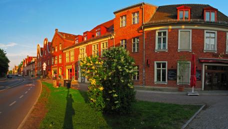 Charming City Streets in Golden Hour Light wallpaper