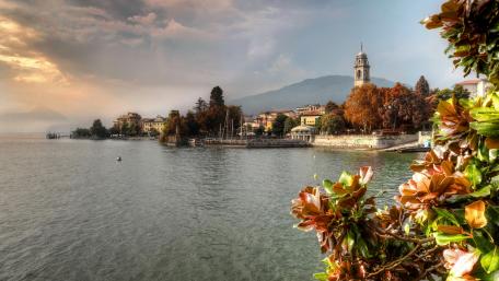 Serene Lakeside View of a Charming Cityscape wallpaper