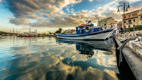 Serene Harbor Reflections in Golden Hour Light wallpaper