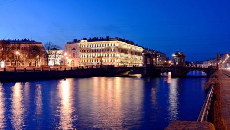 Serene Evening View of a City Bridge and River wallpaper