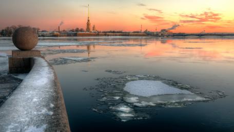 Serene Winter Sunset over the City Waterfront wallpaper