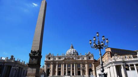 St. Peter's Basilica Under Clear Blue Skies wallpaper