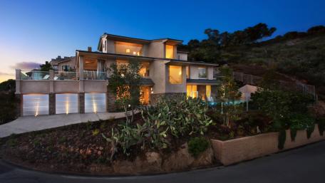 Modern Hilltop Home Against a Twilight Sky wallpaper