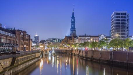 Cityscape at Twilight with Reflection in Water wallpaper