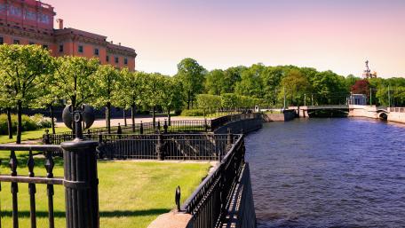 Serene Riverfront Park in the Cityscape Light wallpaper