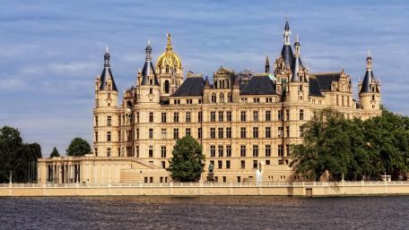 Majestic Castle Reflected in Serene Waters wallpaper