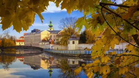 Golden Autumn Reflections Over a Serene Cityscape wallpaper