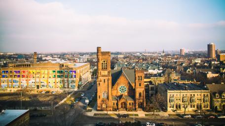 Urban Majesty with Historic Charm wallpaper