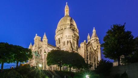 Elegant Night View of Sacré-Cœur Basilica in Paris wallpaper