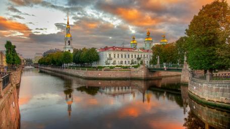 Stunning View of Semimost'ye in St. Petersburg wallpaper