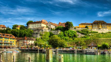 Charming Lakeside Cityscape in Vibrant Colors wallpaper