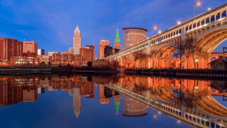 Cleveland Skyline Reflected in Tranquil Waters wallpaper