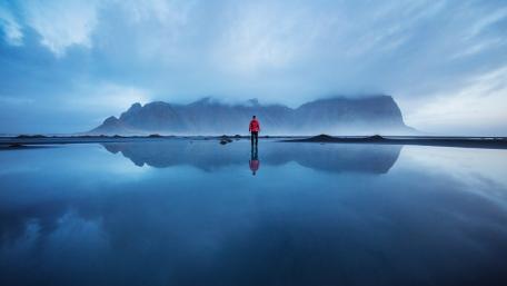 Vestrahorn reflected in still water wallpaper