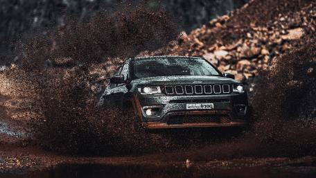 Adventure Awaits Off-Road with Jeep Grand Cherokee wallpaper