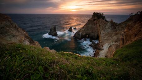 Majestic Coastal Sunset Scene wallpaper