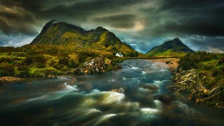 Cloudy Great Britain landscape wallpaper