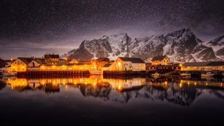 Starry nighta above Lofoten wallpaper