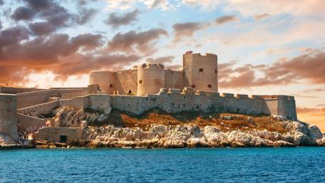 Majestic Fortress Overlooking the Sea wallpaper