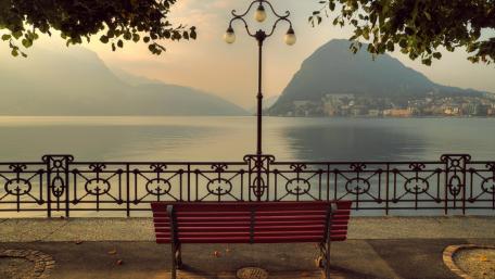 Tranquil Lakeside View of a Cityscape at Sunrise wallpaper