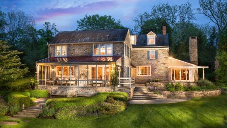 Charming Cottage Under Evening Sky wallpaper