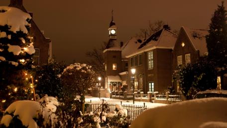 Winter Wonderland in a Quiet City Street wallpaper
